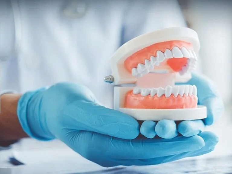 Profesionales realizando atención odontológica